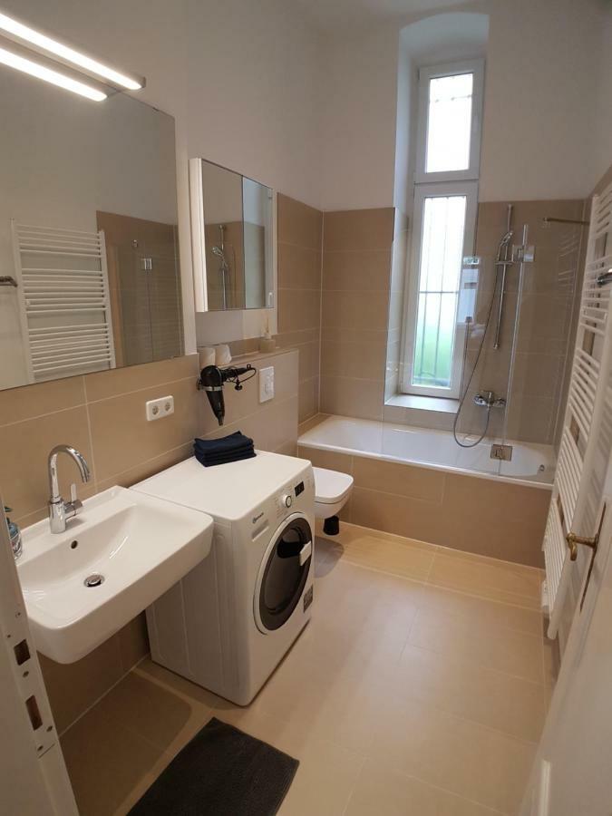 ברלין Lang Re By Rockchair Apartments L Superhost Status L 2 Bedrooms Boxspringbeds In City Center - Cozy Family & Business Flair Welcomes You! מראה חיצוני תמונה